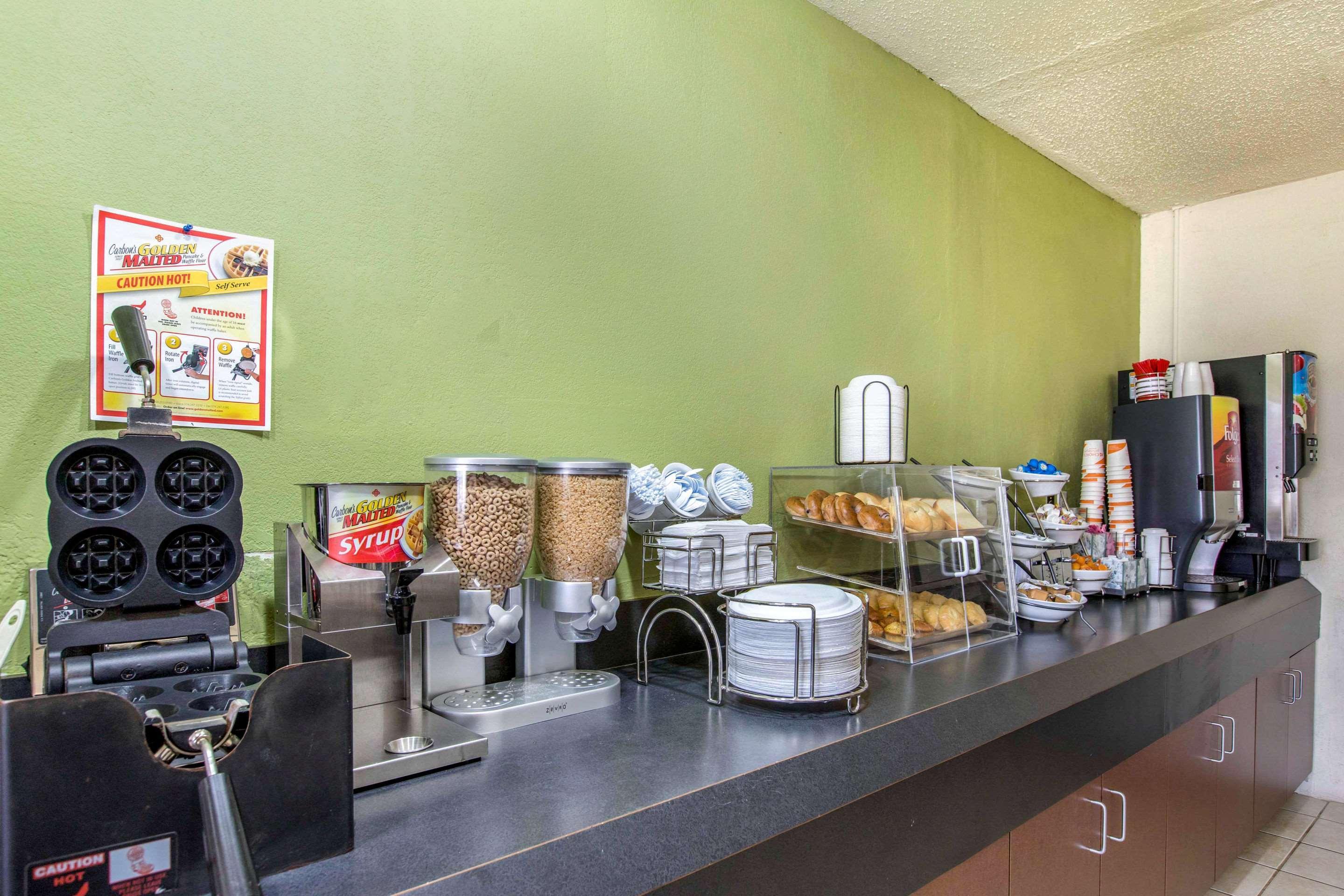 Rodeway Inn Coopersville Ngoại thất bức ảnh